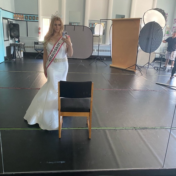 New Photos Added! Gorgeous white gown - Picture 4 of 8